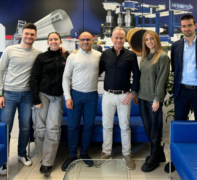 Fra venstre: Gabriele Roccia, teknisk og salg, Agnes Roccia, Massimo Roccia, Thomas Beck, maskinsalg hos TB Maskin, Eleonora Roccia, sosiale medier og markedsføring og Alessio Maiocco, salgssjef hos MG Srl. Fra venstre: Gabriele Roccia, teknisk og salg, Agnes Roccia, Massimo Roccia, Thomas Beck, maskinsalg hos TB Maskin, Eleonora Roccia, sosiale medier og markedsføring og Alessio Maiocco, salgssjef hos MG Srl.