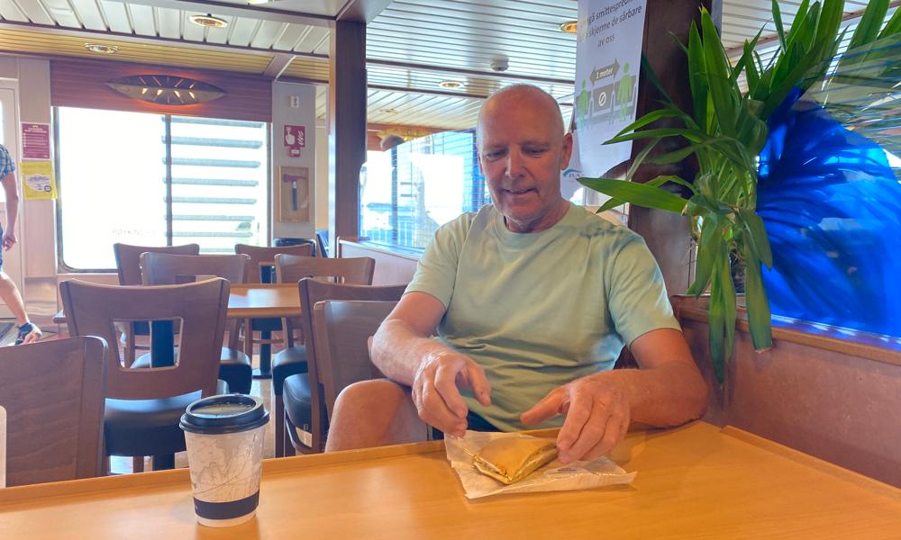 Det går mest i brødmat i ukedagene, men på ferjeturer er det obligatorisk med svele. Det går mest i brødmat i ukedagene, men på ferjeturer er det obligatorisk med svele.