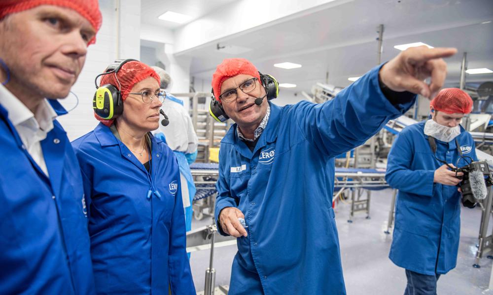 Omvisning: Fra venstre Børge Soleng, daglig leder Lerøy Norway Seafoods, Marianne Sivertsen Næss, fiskeri og havbruksminister, og Per Gunnar Hansen, fabrikkleder Båtsfjord. Omvisning: Fra venstre Børge Soleng, daglig leder Lerøy Norway Seafoods, Marianne Sivertsen Næss, fiskeri og havbruksminister, og Per Gunnar Hansen, fabrikkleder Båtsfjord.