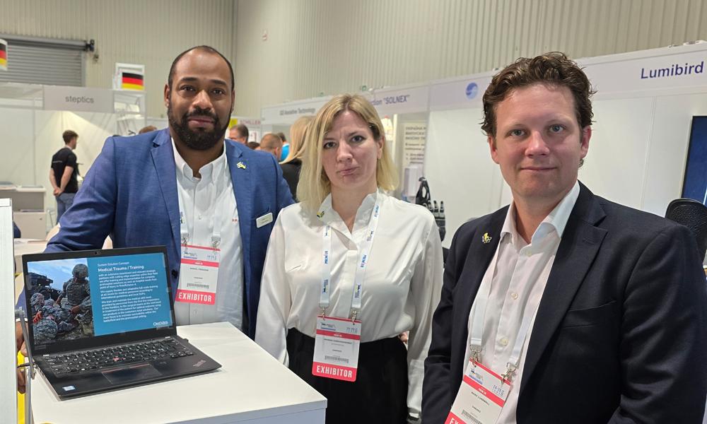 Onemed hade två representanter från Sverige samt en tolk från Ukraina på plats. ”Vi bistår med flera olika produkter till fronten där det ryska anfallet sker. De viktigaste är traumaförband, hemostatiska förband och tourniqueter”, sa Daniel Persson, Business Area Manager Military, Onemed (t.v. i bild). Onemed hade två representanter från Sverige samt en tolk från Ukraina på plats. ”Vi bistår med flera olika produkter till fronten där det ryska anfallet sker. De viktigaste är traumaförband, hemostatiska förband och tourniqueter”, sa Daniel Persson, Business Area Manager Military, Onemed (t.v. i bild).