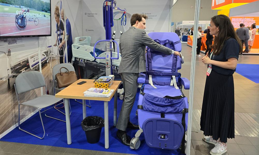 Arjo hade en egen monter i den svenska paviljongen. Här visar Misha Yasinovkyi, Arjo, en av företagets produkter för Mikaela Annerling Swahn, Swecare. Arjo hade en egen monter i den svenska paviljongen. Här visar Misha Yasinovkyi, Arjo, en av företagets produkter för Mikaela Annerling Swahn, Swecare.