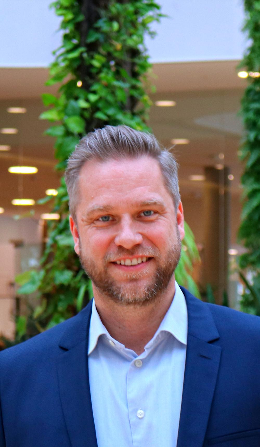 - Jeg tror, at vi inden 2030 begynder at se, at det prismæssigt vil være tættere på det samme, om man kører el-lastbil eller diesel-lastbil, siger Fritz Poulsen. - Jeg tror, at vi inden 2030 begynder at se, at det prismæssigt vil være tættere på det samme, om man kører el-lastbil eller diesel-lastbil, siger Fritz Poulsen.