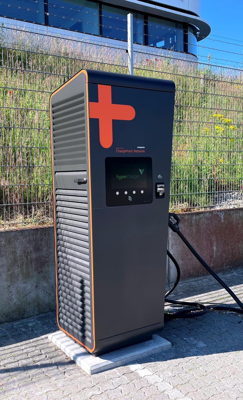 Den første ladestander til elektrisk lastbiler er allerede sat op hos DSV i Hedehusene. Den første ladestander til elektrisk lastbiler er allerede sat op hos DSV i Hedehusene.