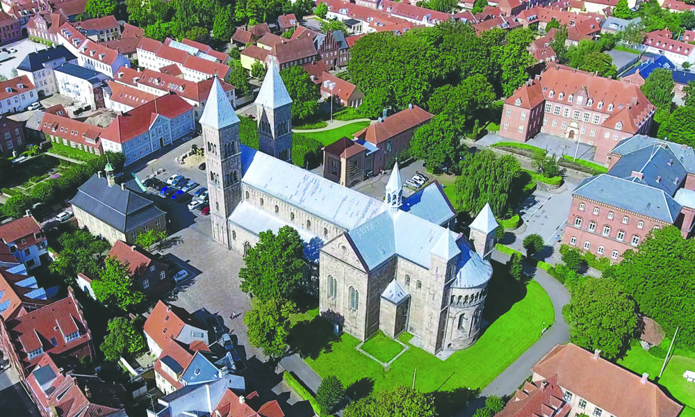 Viborg Domkirke står som en hjørnesten i byens historiske kvarter. Viborg Domkirke står som en hjørnesten i byens historiske kvarter.