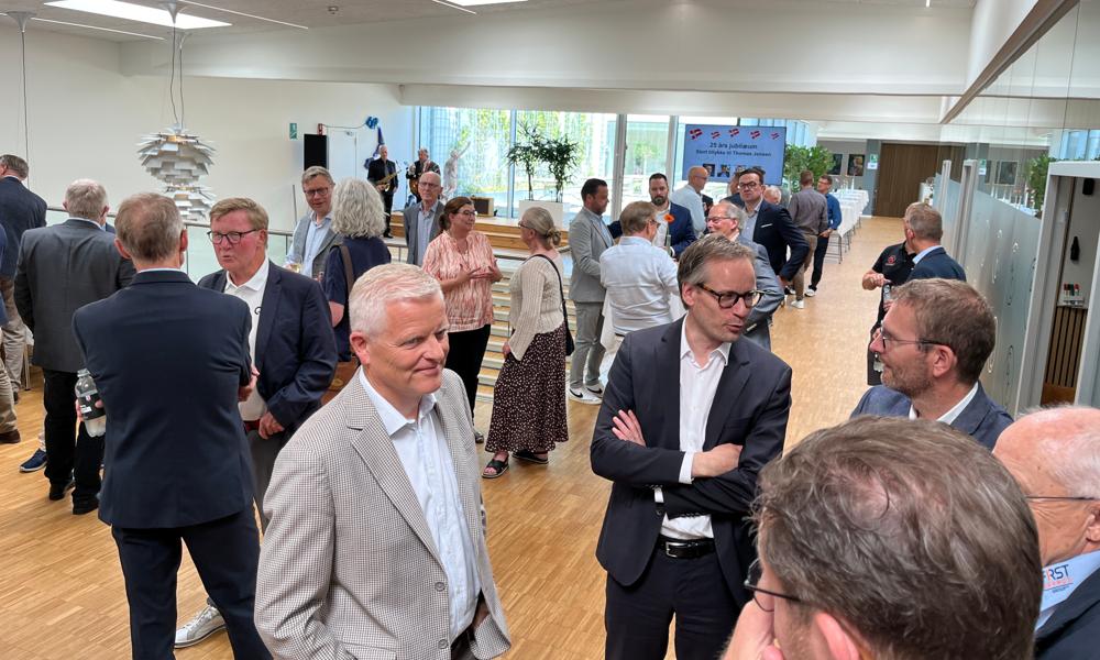 Der blev snakket om de mange brancheforhold blandt rækken af topfolk, der mødtes ved Thomas Jensens jubilæums-reception. Der blev snakket om de mange brancheforhold blandt rækken af topfolk, der mødtes ved Thomas Jensens jubilæums-reception.