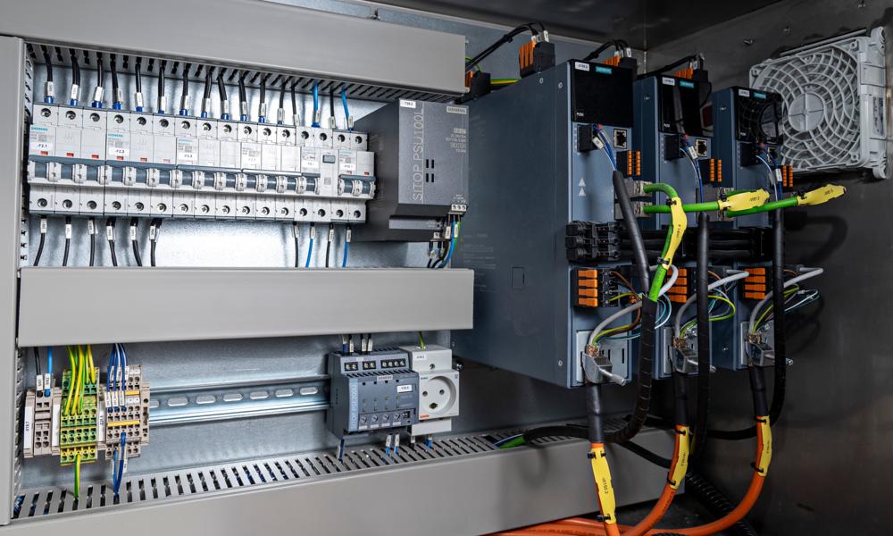 Stærk løsning baseret på SIMATIC T-PLC’er og SINAMICS S210-servodrev fra Siemens. Stærk løsning baseret på SIMATIC T-PLC’er og SINAMICS S210-servodrev fra Siemens.