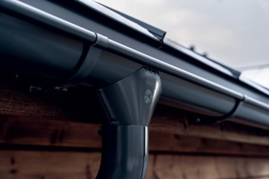 Tagrender og facade- og tagpaneler er skabt til at beskytte bygninger mod tidens tand, der med klimaforandringerne bider hårdere og hårdere. Tagrender og facade- og tagpaneler er skabt til at beskytte bygninger mod tidens tand, der med klimaforandringerne bider hårdere og hårdere.