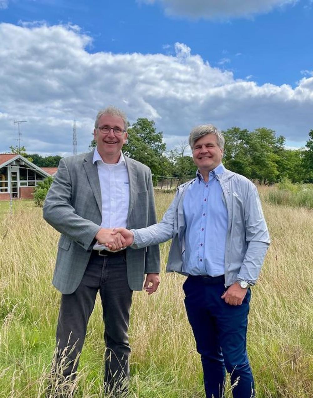 Borgmester i Fredensborg Kommune Thomas Lykke Pedersen (tv.) og adm. direktør Dirk Voss, Hansson & Knudsen (th.) ved den kommende Generationernes Hus i Nivå, hvor Hansson & Knudsen er totalentreprenør. Borgmester i Fredensborg Kommune Thomas Lykke Pedersen (tv.) og adm. direktør Dirk Voss, Hansson & Knudsen (th.) ved den kommende Generationernes Hus i Nivå, hvor Hansson & Knudsen er totalentreprenør.