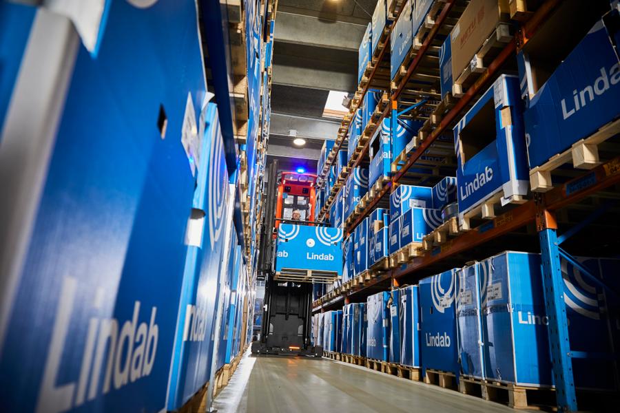 Tyndpladestål kommer i forskellige grader og finish afhængigt af dets anvendelse og krav til styrke, korrosionsbestandighed og æstetik. Det spiller en afgørende rolle i en bred vifte af industrielle sektorer på grund af dets alsidighed, holdbarhed og formbarhed. Stål er i øvrigt et af de få materialer, der kan genanvendes et uendeligt antal gange, uden at dets egenskaber går tabt – hvilket medfører et lavere CO2-udslip og et mindre energispild. Tyndpladestål kommer i forskellige grader og finish afhængigt af dets anvendelse og krav til styrke, korrosionsbestandighed og æstetik. Det spiller en afgørende rolle i en bred vifte af industrielle sektorer på grund af dets alsidighed, holdbarhed og formbarhed. Stål er i øvrigt et af de få materialer, der kan genanvendes et uendeligt antal gange, uden at dets egenskaber går tabt – hvilket medfører et lavere CO2-udslip og et mindre energispild.