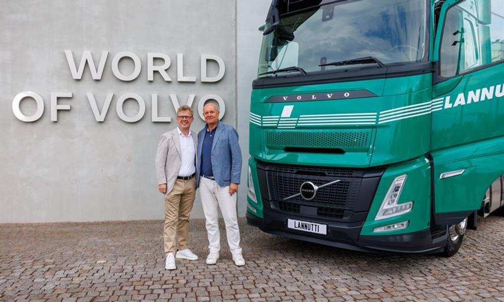 Roger Alm, President i Volvo Trucks og Valter Lannutti, CEO i Lannutti Group er åpenbart fornøyde med handelen begge to. Roger Alm, President i Volvo Trucks og Valter Lannutti, CEO i Lannutti Group er åpenbart fornøyde med handelen begge to.