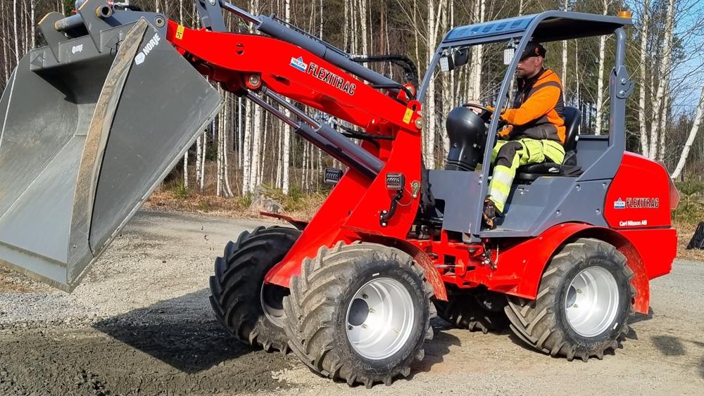 Nya kompaktlastaren har bland annat parallellförd lastare, hydrauliskt redskapslås hydrostatisk fyrhjulsdrift och  bakvikt med drag för ökad stabilitet och säkerhet. Nya kompaktlastaren har bland annat parallellförd lastare, hydrauliskt redskapslås hydrostatisk fyrhjulsdrift och  bakvikt med drag för ökad stabilitet och säkerhet.