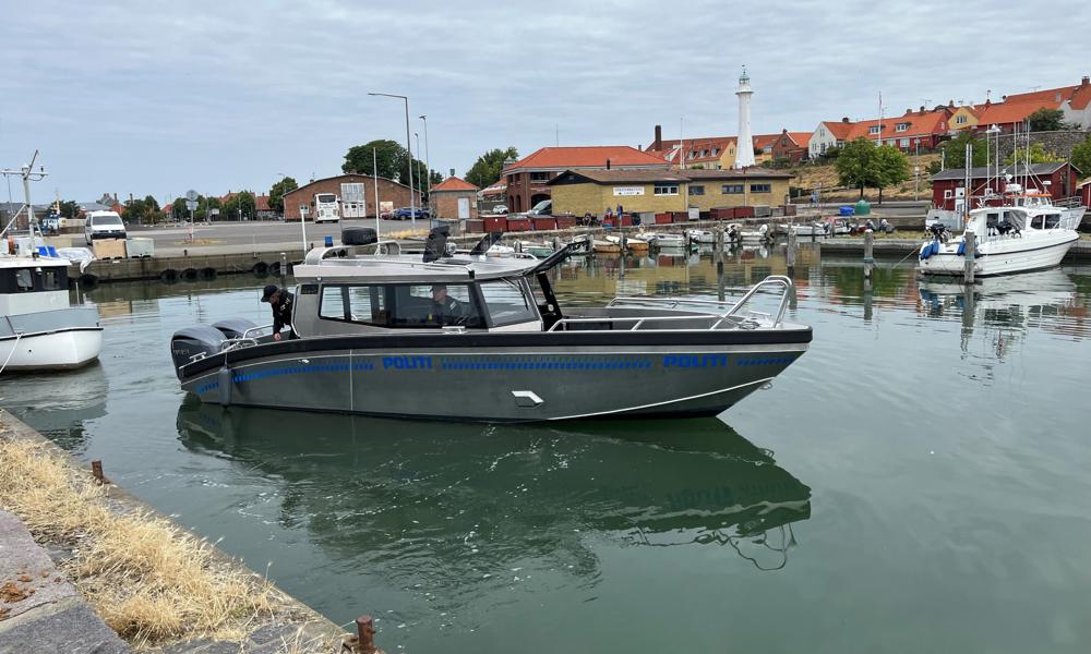 Båden adskiller sig fra de RIB-både, som andre politikredse har. Den har blandt andet aluminiumsskrog, så den er meget robust, og et overdækket, opvarmet cockpit, så den kan sejle ud selv i hårdt vejr. Båden adskiller sig fra de RIB-både, som andre politikredse har. Den har blandt andet aluminiumsskrog, så den er meget robust, og et overdækket, opvarmet cockpit, så den kan sejle ud selv i hårdt vejr.