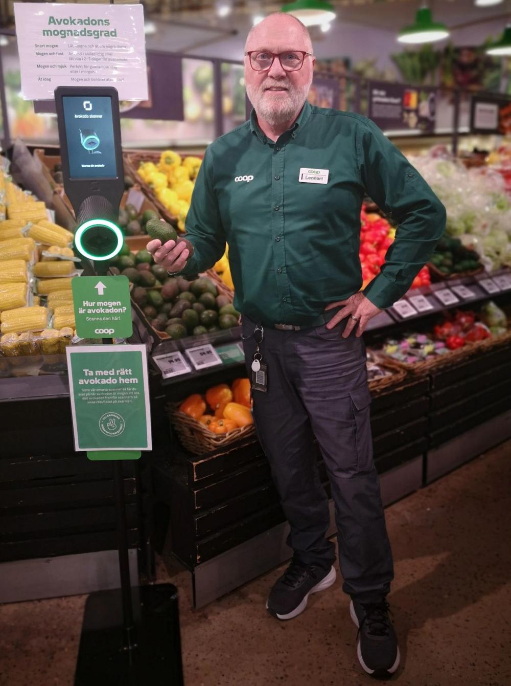 Lennart Martinsson, butikschef Stora Coop Lund, vid butikens nya avokadoskanner. Lennart Martinsson, butikschef Stora Coop Lund, vid butikens nya avokadoskanner.