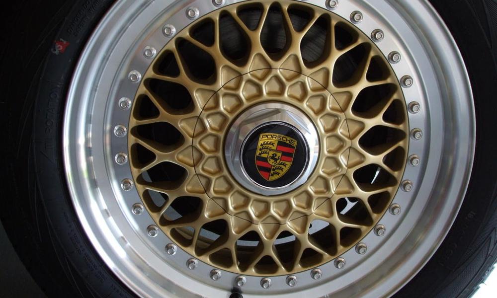 Klassiska fälgen, BBS RS, kunde på åttiotalet ses på många Porschar. Men sedan succéåren har BBS ansökt om konkurs fem gånger. Klassiska fälgen, BBS RS, kunde på åttiotalet ses på många Porschar. Men sedan succéåren har BBS ansökt om konkurs fem gånger.