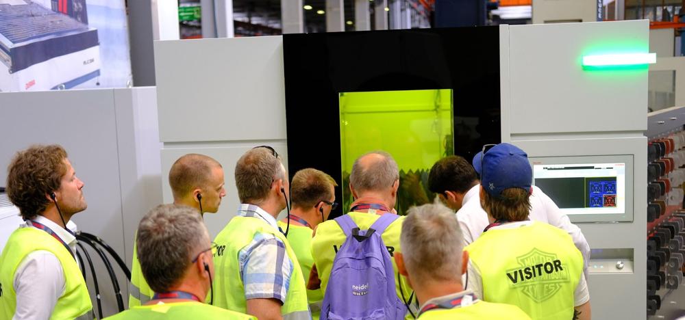 Stor interesse for fiberlasermaskinen. Stor interesse for fiberlasermaskinen.