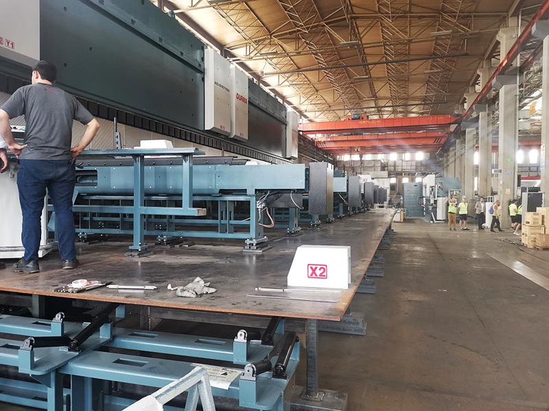 Durma viste sin store kantpresse. Maskinen var to stykk seriekoblede Durma 901600 maskiner. Kantpressen kunne knekke deler på hele 18 meter med opptil 3200 tonn tyykk, Durma viste sin store kantpresse. Maskinen var to stykk seriekoblede Durma 901600 maskiner. Kantpressen kunne knekke deler på hele 18 meter med opptil 3200 tonn tyykk,