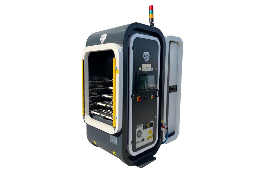 CubeBOX Space Cabinet utstyrt med tre skuffer for oppbevaring av produkter, som kan losses effektivt av en 6-akset robot. CubeBOX Space Cabinet utstyrt med tre skuffer for oppbevaring av produkter, som kan losses effektivt av en 6-akset robot.