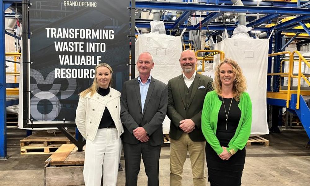 Faerch Group overtog et hollandsk anlæg fra 4Pet i 2019. Anlægget er siden opdateret og i år indviede Faerch sit nye plastgenanvendelsesanlæg, der kan håndtere 60.000 tons plastaffald. Brancheforeningen Plastindustrien deltog ved indvielsen. Fra venstre ses Elisabet V. Sandnes, chef for Bæredygtighed i Færch Group (tv.), Lars Gade Hansen, adm. direktør, Faerch, Thomas Drustrup, adm. direktør, Plastindustrien og Christina Busk, miljøpolitisk chef, Plastindustrien. Faerch Group overtog et hollandsk anlæg fra 4Pet i 2019. Anlægget er siden opdateret og i år indviede Faerch sit nye plastgenanvendelsesanlæg, der kan håndtere 60.000 tons plastaffald. Brancheforeningen Plastindustrien deltog ved indvielsen. Fra venstre ses Elisabet V. Sandnes, chef for Bæredygtighed i Færch Group (tv.), Lars Gade Hansen, adm. direktør, Faerch, Thomas Drustrup, adm. direktør, Plastindustrien og Christina Busk, miljøpolitisk chef, Plastindustrien.