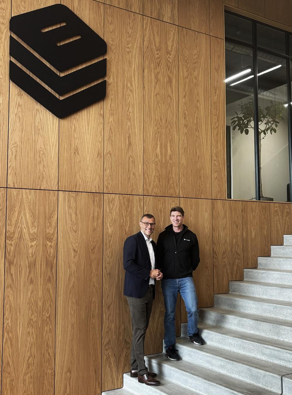 Simon Jæger (th), adm. direktør i Bytømreren, sammen med den nye direktør for driftsselskaberne, Dennis Abildgaard (tv), i entreprenør- og servicefirmaets nye domicil i Aarhus N. Simon Jæger (th), adm. direktør i Bytømreren, sammen med den nye direktør for driftsselskaberne, Dennis Abildgaard (tv), i entreprenør- og servicefirmaets nye domicil i Aarhus N.