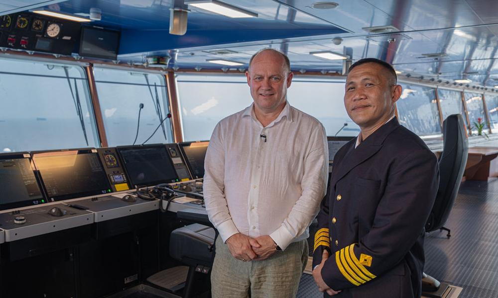 Adm. dir. og kaptein: Adm. dir. Andreas Enger med kapteinen på Höegh Aurora, som ble døpt 6. august, 2024. Adm. dir. og kaptein: Adm. dir. Andreas Enger med kapteinen på Höegh Aurora, som ble døpt 6. august, 2024.