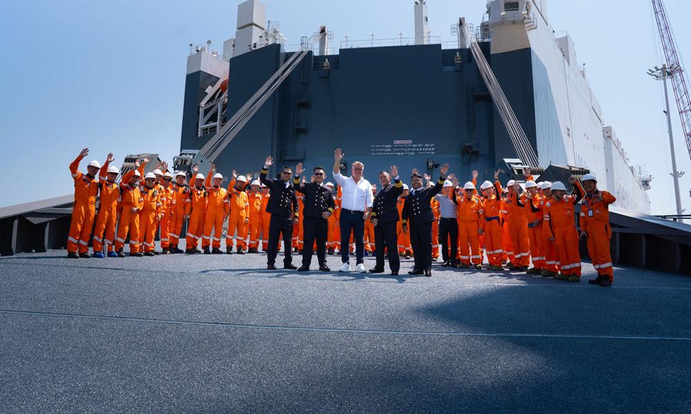 Kina-bygget: Adm. dir. Andreas Enger og ansatte ved verftet i Kina. Kina-bygget: Adm. dir. Andreas Enger og ansatte ved verftet i Kina.