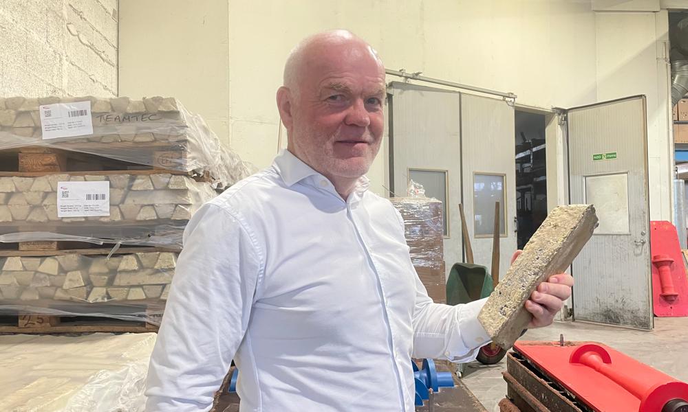 Stålbarrer: Daglig leder Olav Voie med en stålbarre som TeamTec kjøper fra Sør-Stål. Av denne utvikles vakuumpumper. Stålbarrer: Daglig leder Olav Voie med en stålbarre som TeamTec kjøper fra Sør-Stål. Av denne utvikles vakuumpumper.