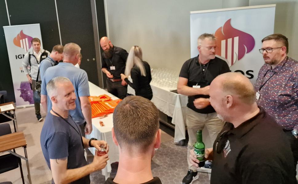 I pausene var det en mylder av folk som ville lære mer om leverandørene og knytte nye kontakter. I pausene var det en mylder av folk som ville lære mer om leverandørene og knytte nye kontakter.