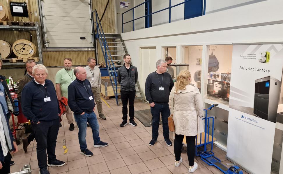 Stor interesse for bedriftsbesøkene, her hos 3D-printavdelingen hos Fosstech AS. Stor interesse for bedriftsbesøkene, her hos 3D-printavdelingen hos Fosstech AS.