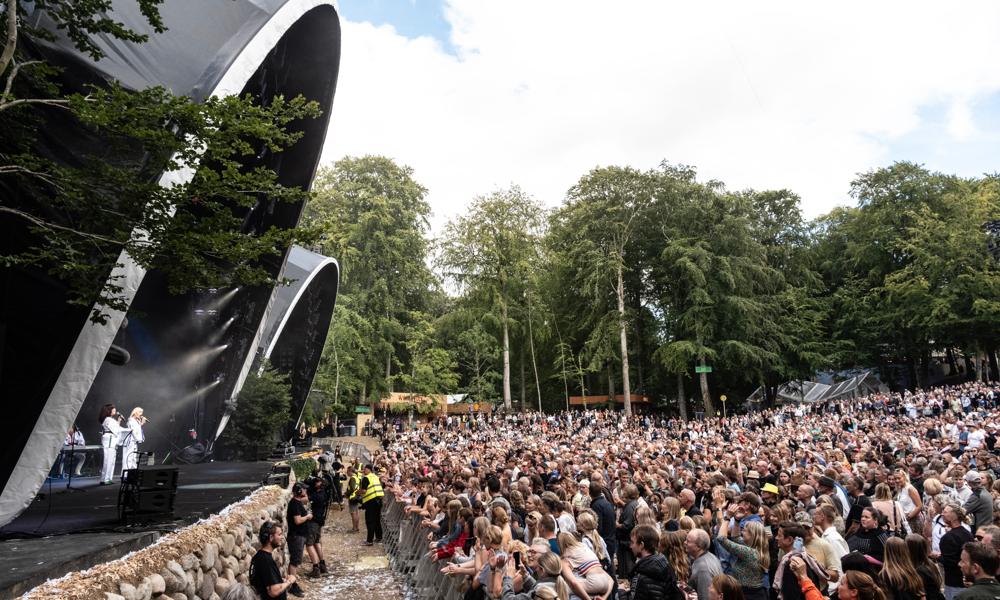 Bøgescenen under Smukfest i Skanderborg , der i år afrundede en ugens musik og fest søndag 11. august. Bøgescenen under Smukfest i Skanderborg , der i år afrundede en ugens musik og fest søndag 11. august.