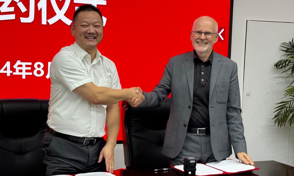 Pehr-Johan Fager, vd för Zoomability och Ouhua Ruihe ägare Mr Chen. Pehr-Johan Fager, vd för Zoomability och Ouhua Ruihe ägare Mr Chen.