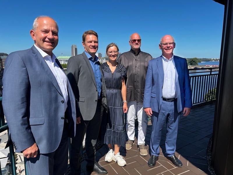 Opkøbsaftalen er underskrevet. Fra venstre til højre: Alexander Kotschi, Hannes Reuter og Bettina Kamuk fra Rambøll og Jörn Wandschneider og Martin Gutjahr fra W+G. Opkøbsaftalen er underskrevet. Fra venstre til højre: Alexander Kotschi, Hannes Reuter og Bettina Kamuk fra Rambøll og Jörn Wandschneider og Martin Gutjahr fra W+G.