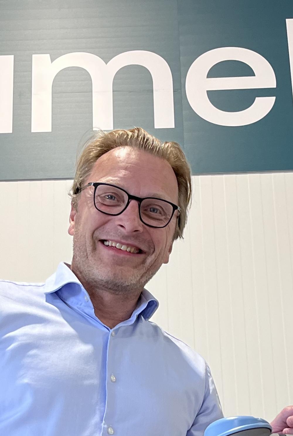 Trend: - Vi ser en klar trend at flere og flere bedrifter tar i bruk samarbeidende roboter. sier daglig leder i Kameleon Robotics, Lars Kjelling. Trend: - Vi ser en klar trend at flere og flere bedrifter tar i bruk samarbeidende roboter. sier daglig leder i Kameleon Robotics, Lars Kjelling.