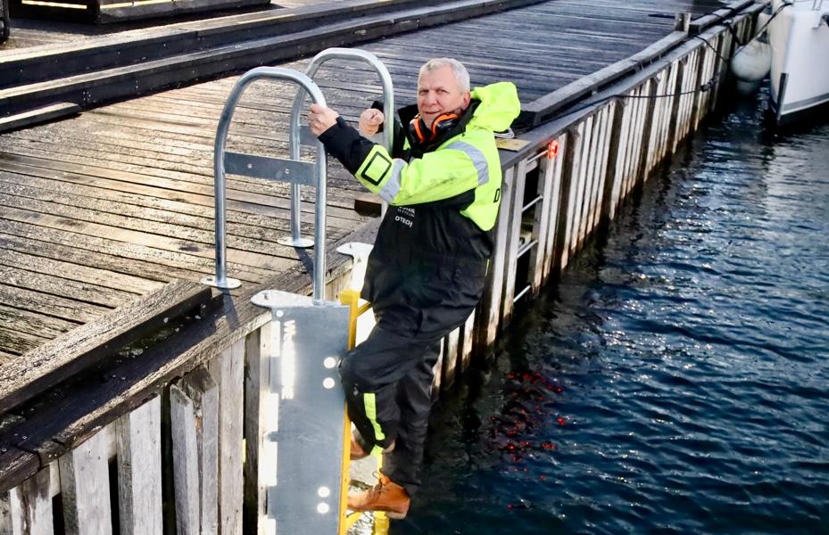Åge Wee, styreleder i miljøorganisasjonen Clean Ocean og eier av Wee Marine AS i Haugesund, fikk ideen til et sikringssystem for fenderdekk etter selv å ha bidratt til å fjerne 150 tonn dekk fra havbunnen på Haugalandet. Åge Wee, styreleder i miljøorganisasjonen Clean Ocean og eier av Wee Marine AS i Haugesund, fikk ideen til et sikringssystem for fenderdekk etter selv å ha bidratt til å fjerne 150 tonn dekk fra havbunnen på Haugalandet.