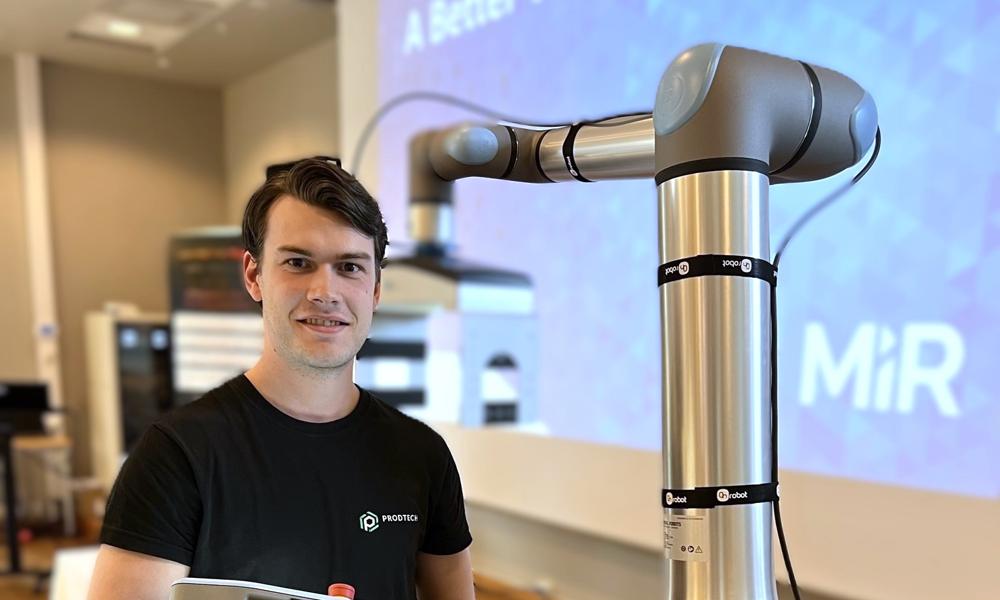 Sebastian Kvernland og Prodtech AS vil fremover tilby UR-roboter til sine kunder i samarbeid med Kameleon Robotics. Sebastian Kvernland og Prodtech AS vil fremover tilby UR-roboter til sine kunder i samarbeid med Kameleon Robotics.