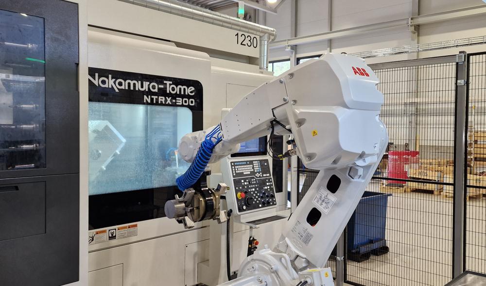 En ABB-robot betjener et Nakamura-Tome 5-akset maskineringssenter type NTRX-300. En ABB-robot betjener et Nakamura-Tome 5-akset maskineringssenter type NTRX-300.