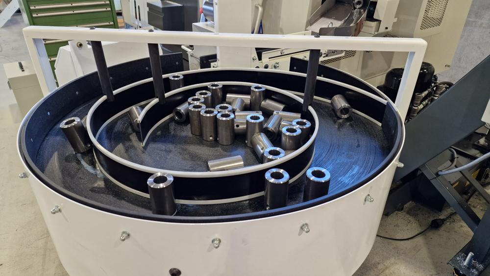 Royal Rota-Rack deloppsamler forlenger muligheten for ubemannet kjøring og øker dermed produksjonskapasiteten hos IMS Maskinering AS. Royal Rota-Rack deloppsamler forlenger muligheten for ubemannet kjøring og øker dermed produksjonskapasiteten hos IMS Maskinering AS.
