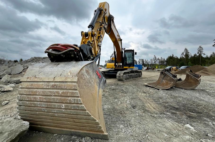 På graveren brukes blant annet en 1.600 liter SMP pusseskuff med en TRS23 tiltrotator (tilsvarende Rototilt R8) med gripmodul. På graveren brukes blant annet en 1.600 liter SMP pusseskuff med en TRS23 tiltrotator (tilsvarende Rototilt R8) med gripmodul.