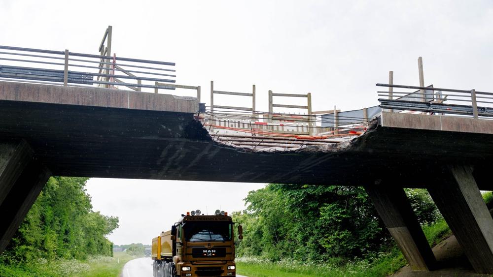 Broen over rute 11 ved Thorstedvej, som en vindmølletransport påkørte og kraftig beskadigede. Broen over rute 11 ved Thorstedvej, som en vindmølletransport påkørte og kraftig beskadigede.