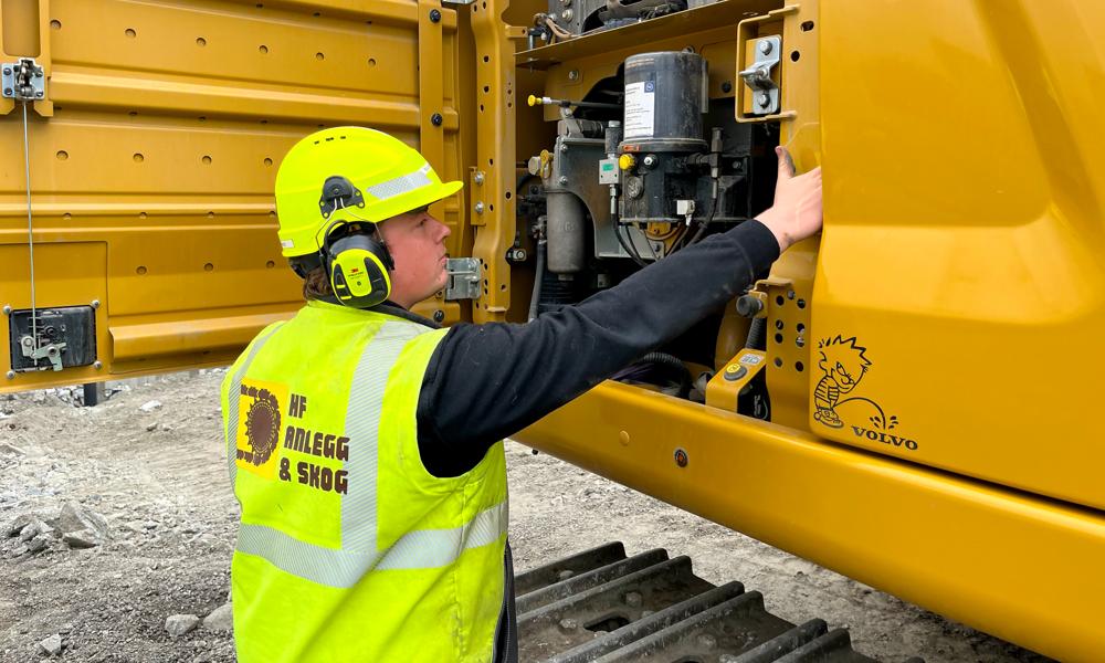 Enkel tilgang til sjekking av olje og påfylling av diesel. Enkel tilgang til sjekking av olje og påfylling av diesel.