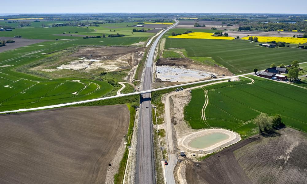 Droneflyvning har været en helt essentiel del af M.J. Erikssons byggeri af jernbanen Ringsted-Femern. Databehandling fra Scantruck har sikret, at mængden af jord hele tiden har været korrekt. Droneflyvning har været en helt essentiel del af M.J. Erikssons byggeri af jernbanen Ringsted-Femern. Databehandling fra Scantruck har sikret, at mængden af jord hele tiden har været korrekt.