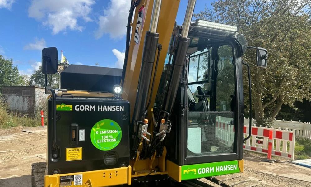 Den elektriske gravemaskine kører i området ved Ringsted Station, hvor Gorm Hansen A/S er i gang med et større skybrudssikringsprojekt for Ringsted Forsyning A/S og Ringsted Kommune. Den elektriske gravemaskine kører i området ved Ringsted Station, hvor Gorm Hansen A/S er i gang med et større skybrudssikringsprojekt for Ringsted Forsyning A/S og Ringsted Kommune.