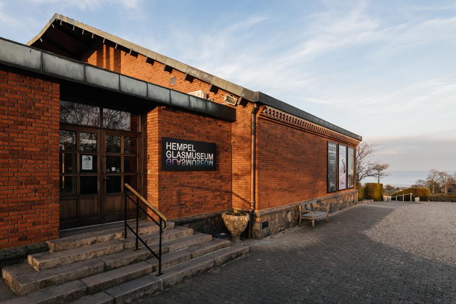 Museet har en smuk beliggenhed med Isefjord foran bygningen. Museet har en smuk beliggenhed med Isefjord foran bygningen.