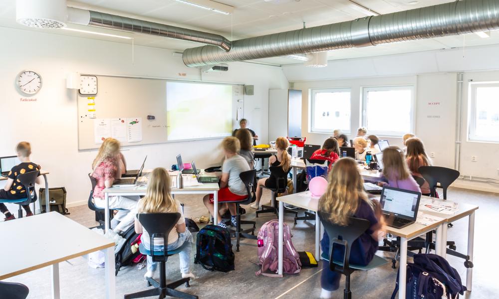 Klasselokalerne på Tollundskolen i Silkeborg er bygget op i pavilloner fra Adapteo. Klasselokalerne på Tollundskolen i Silkeborg er bygget op i pavilloner fra Adapteo.