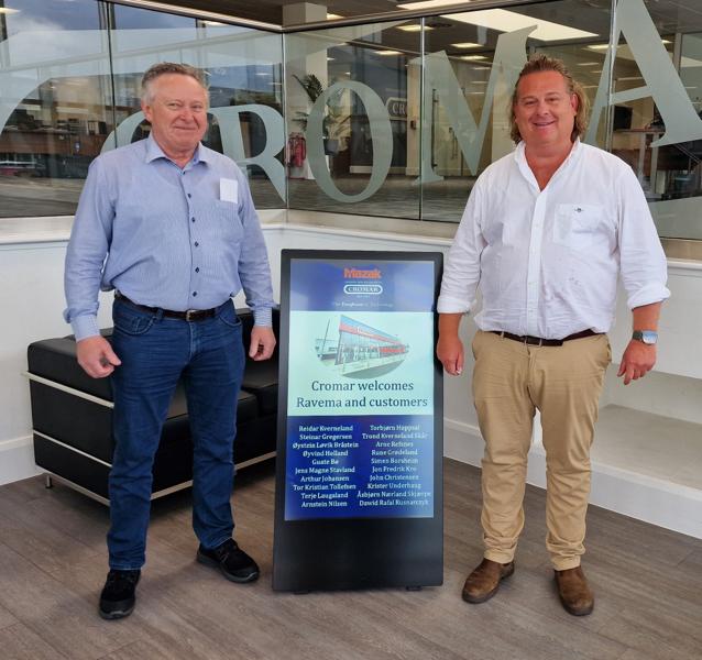 Hos Frederick Crowther & Sons tok adm. dir. Ben Crowther t.h imot de norske besøkende. Til venstre Reidar Kverneland fra Ravema. Hos Frederick Crowther & Sons tok adm. dir. Ben Crowther t.h imot de norske besøkende. Til venstre Reidar Kverneland fra Ravema.