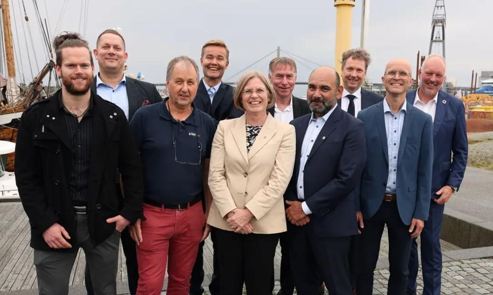 Mange med: Rapporten ble lagt fram av konserndirektør for Utforskning og produksjon norsk sokkel (UPN) Kjetil Hove sammen med de fem fagforeningene Industri Energi, SAFE, Lederne, NITO og Tekna under ONS i Stavanger 27. august. Her deltok også Peggy Hessen Følsvik, LO-leder og Ole Erik Almlid, administrerende direktør i NHO Mange med: Rapporten ble lagt fram av konserndirektør for Utforskning og produksjon norsk sokkel (UPN) Kjetil Hove sammen med de fem fagforeningene Industri Energi, SAFE, Lederne, NITO og Tekna under ONS i Stavanger 27. august. Her deltok også Peggy Hessen Følsvik, LO-leder og Ole Erik Almlid, administrerende direktør i NHO