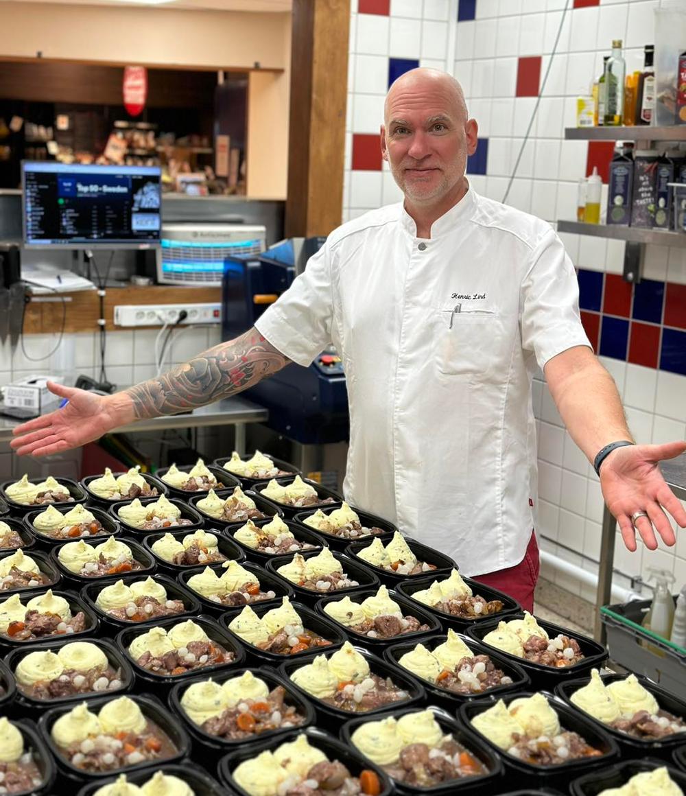 Henric Lind, handlare Ica Supermarket Margretelund har tidigare behövt hoppa in i butikens produktionskök. Henric Lind, handlare Ica Supermarket Margretelund har tidigare behövt hoppa in i butikens produktionskök.