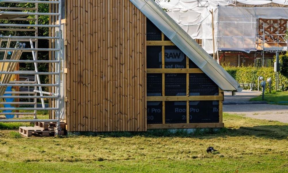 En mock up på byggepladsen viser materiale valget i opbygningen af nye tage og badeværelser. En mock up på byggepladsen viser materiale valget i opbygningen af nye tage og badeværelser.