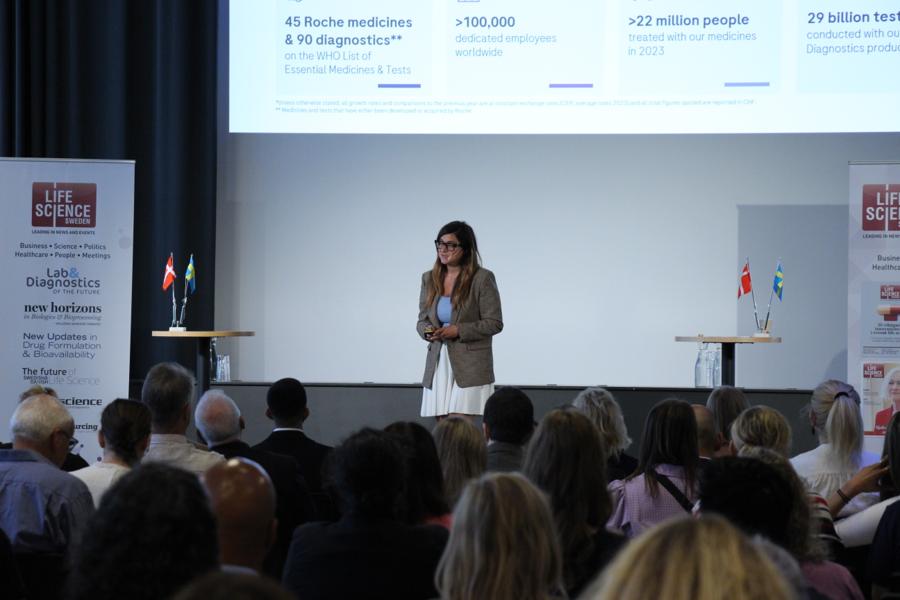 Darine Ghanem, General Manager Denmark, Roche Pharmaceutical var först ut av talarna. Darine Ghanem, General Manager Denmark, Roche Pharmaceutical var först ut av talarna.
