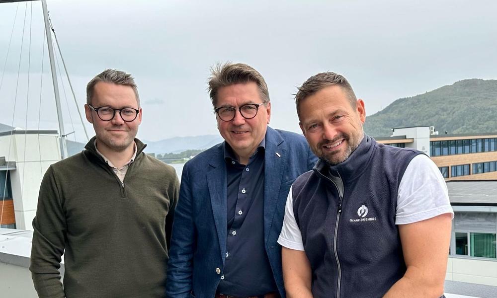Ny kontrakt: Fra venstre: Gustav Hasund i Island Offshore, Kristian Sætre i VARD Group og Tommy Walaunet fra Island Offshore. Ny kontrakt: Fra venstre: Gustav Hasund i Island Offshore, Kristian Sætre i VARD Group og Tommy Walaunet fra Island Offshore.