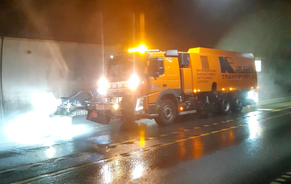 – På tunnelspyling bruker vi både slamsuger og feiebil i tillegg til spylebilen. Som regel har vi tre biler i et sånt team, forteller Svein Idar Kjelsberg. – På tunnelspyling bruker vi både slamsuger og feiebil i tillegg til spylebilen. Som regel har vi tre biler i et sånt team, forteller Svein Idar Kjelsberg.